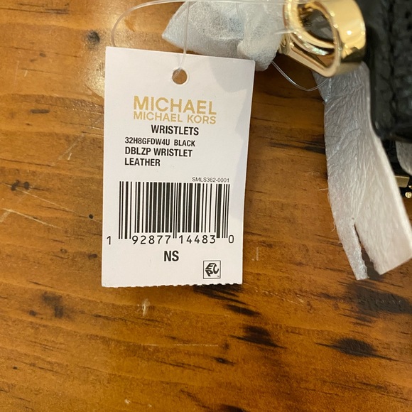 Michael Kors wristlet, black, NWT. Flowers, leather, cutout, quiet luxury - Picture 5 of 5